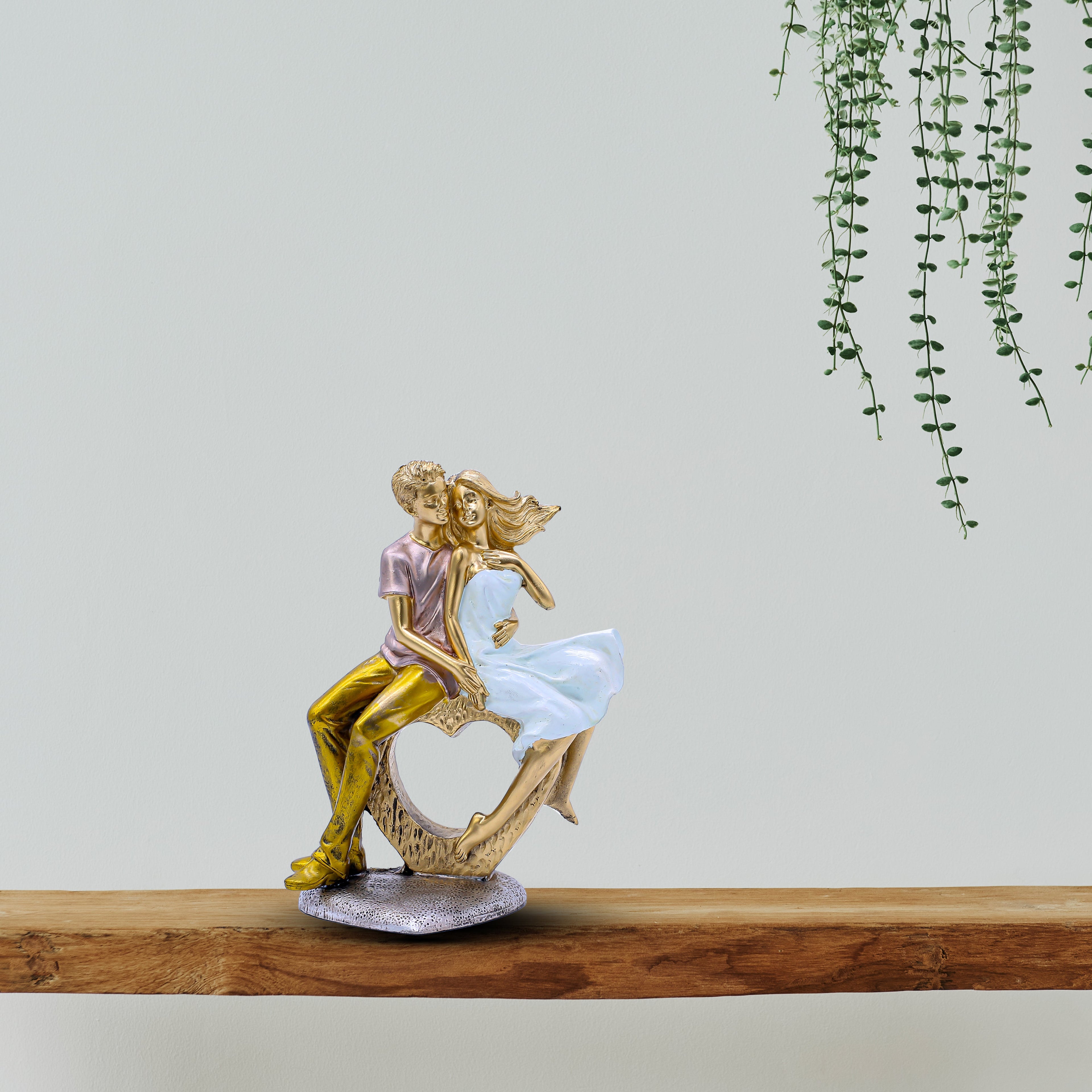 Handmade Romantic Couple Statue for Home Decoration | Polyresin Showpiece Gift Item