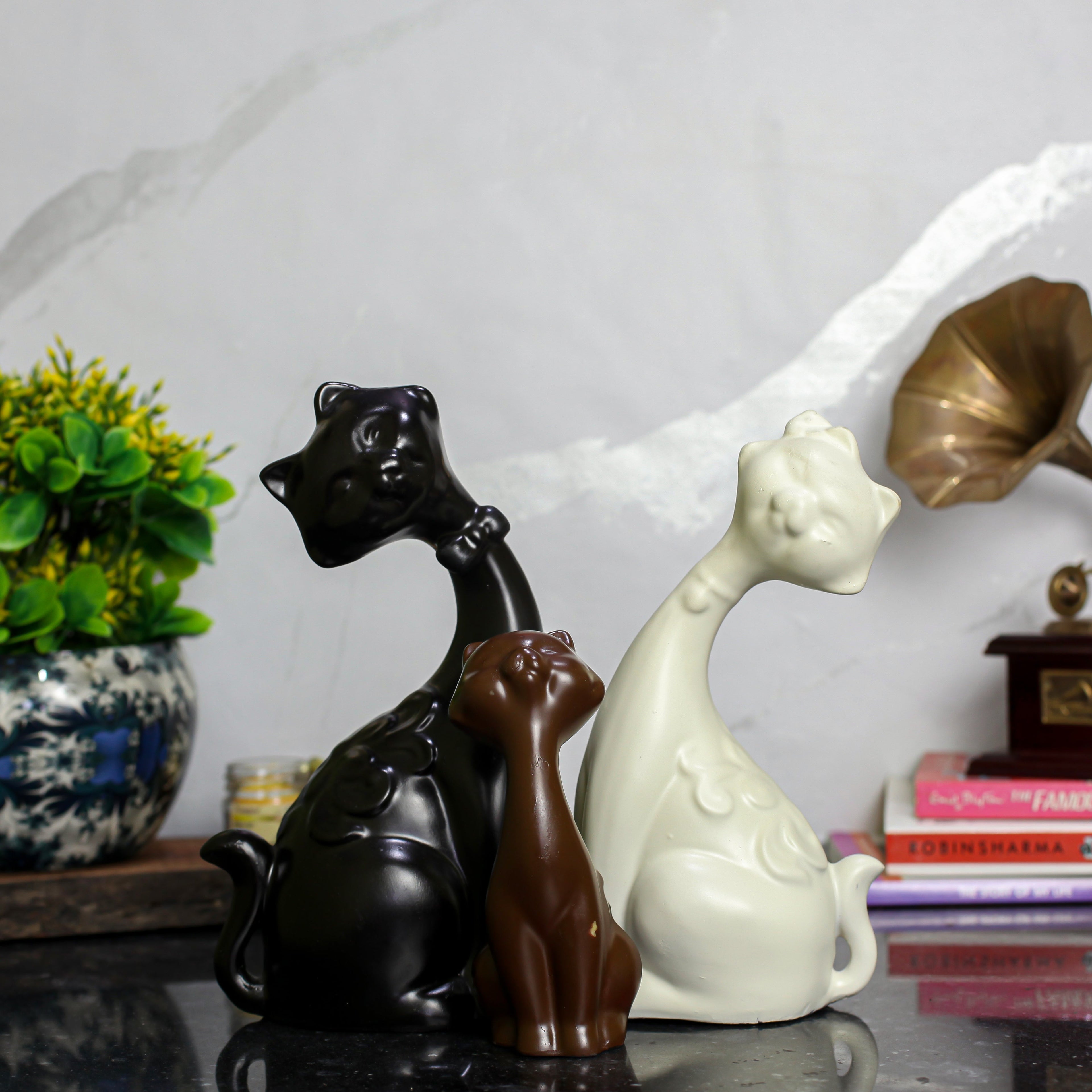 Golden Geometric Cat Statue ? Abstract Mother and Kitten Figurine, Modern Resin Animal Sculpture for Home Decor, Living Room, Bedroom, Shelf, and Office Desktop ? Unique Gift for Cat Lovers
